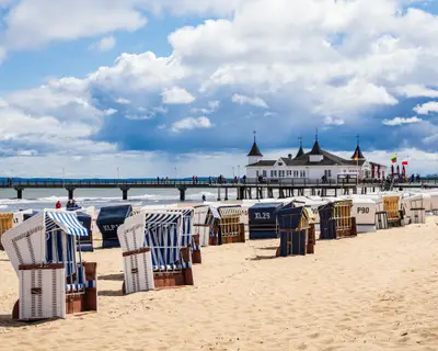 Die Seebrücke und Strandkörbe in Ahlbeck auf der Insel Usedom.
