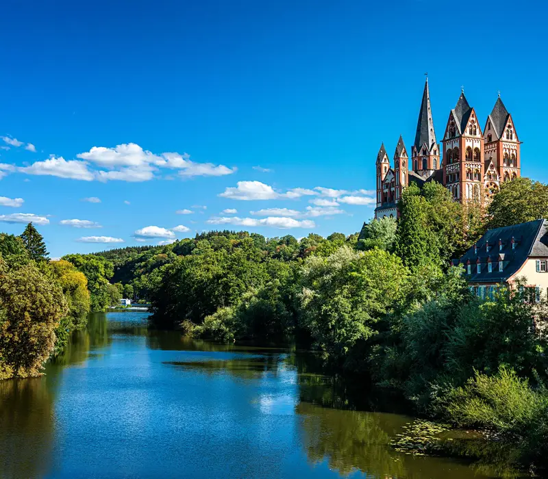 Limburg mit Schifffahrt auf der Lahn